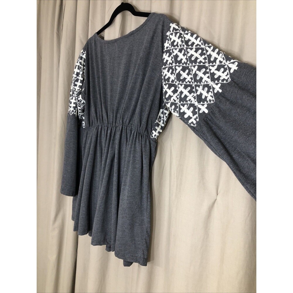 Angel Heart Boutique Women's Flowy top Gray w/ Off White Stitch Design Size 2X - Picture 8 of 10